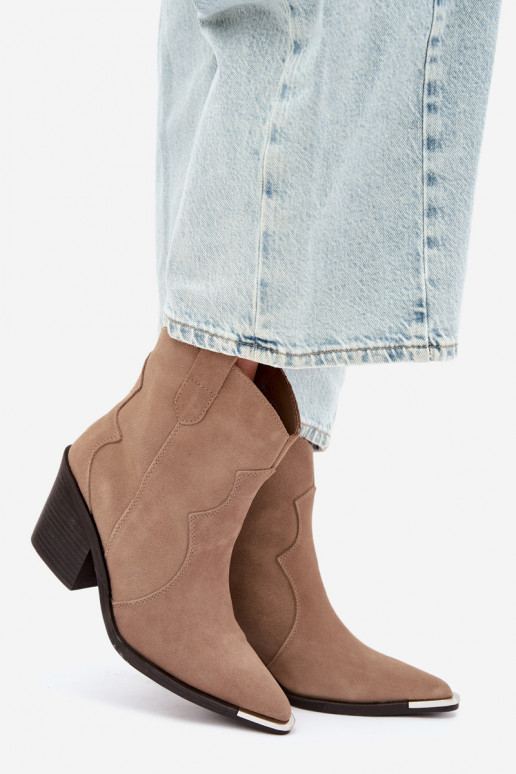 Botas aisladas de ante color caqui de estilo cowboy con tacones Pelsa