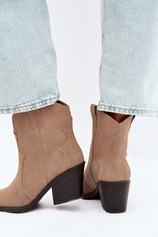 Botas aisladas de ante color caqui de estilo cowboy con tacones Pelsa