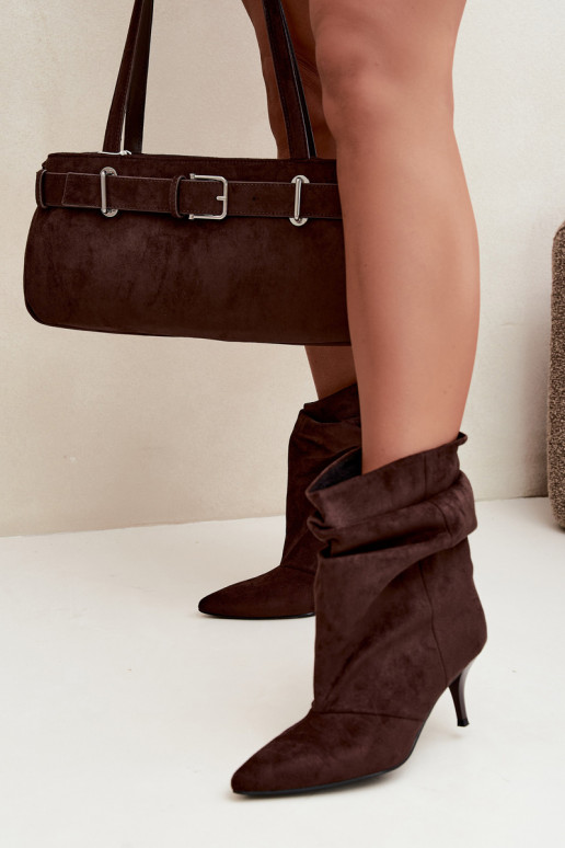 Botines color chocolate de slip-on con tacones delgados Slouchy Yesenia