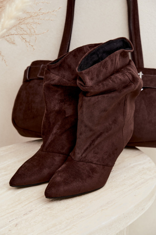Botines color chocolate de slip-on con tacones delgados Slouchy Yesenia