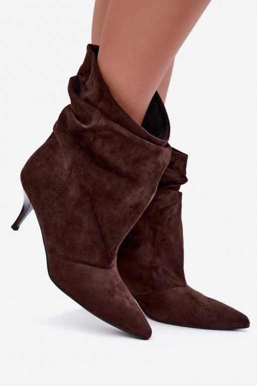 Botines color chocolate de slip-on con tacones delgados Slouchy Yesenia