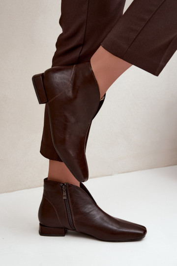 Botines bajos marrón oscuro Cut Out con tacones anchos de piel sintética Canella