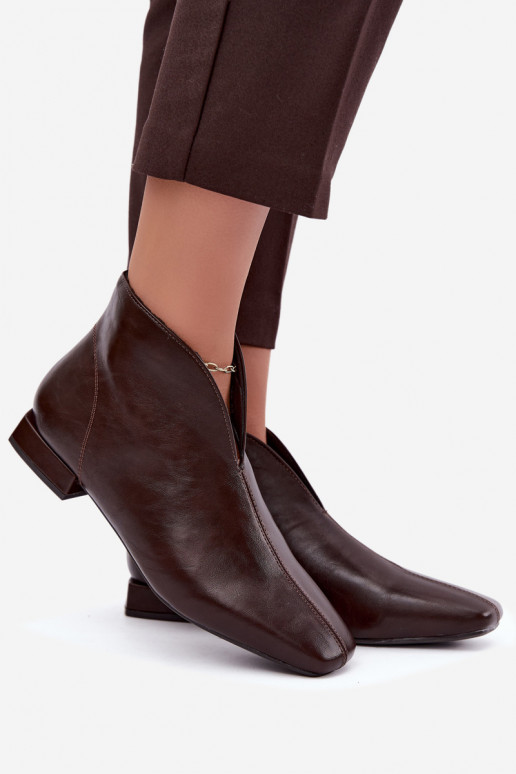 Botines bajos marrón oscuro Cut Out con tacones anchos de piel sintética Canella