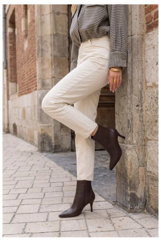 Botines con tacones delgados, punta afilada, en cuero sintético color chocolate Niretta