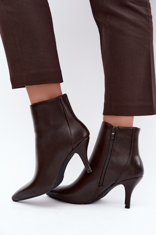 Botines con tacones delgados, punta afilada, en cuero sintético color chocolate Niretta