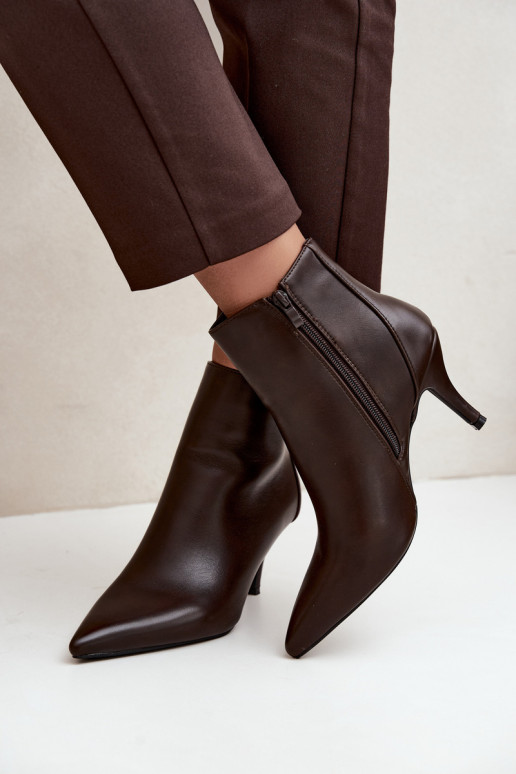 Botines con tacones delgados, punta afilada, en cuero sintético color chocolate Niretta