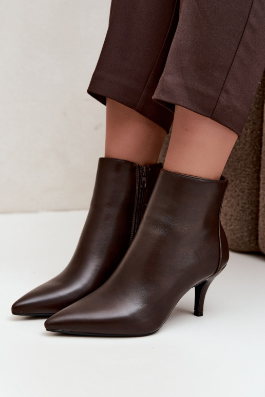 Botines con tacones delgados, punta afilada, en cuero sintético color chocolate Niretta