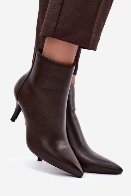 Botines con tacones delgados, punta afilada, en cuero sintético color chocolate Niretta