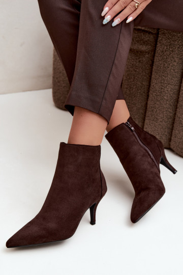 Botines de ante sintético color chocolate con tacones puntiagudos Niretta