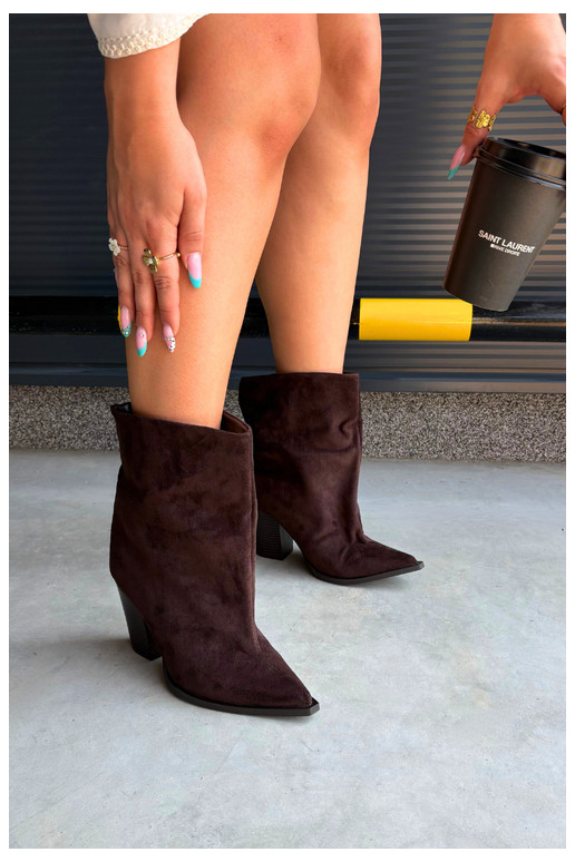 Botines de mujer con punta afilada en color chocolate Hileta