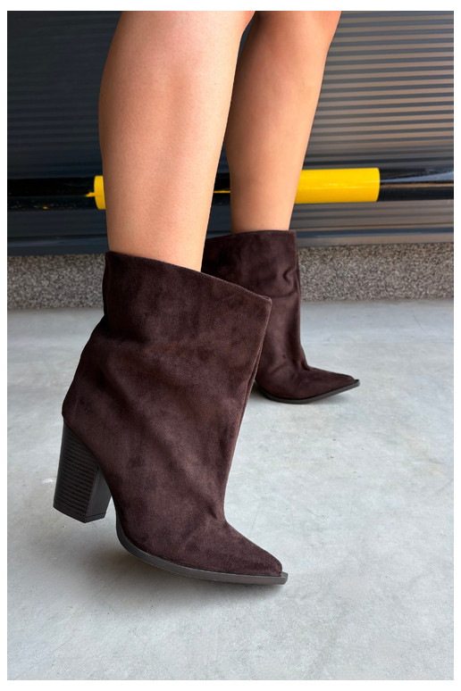Botines de mujer con punta afilada en color chocolate Hileta