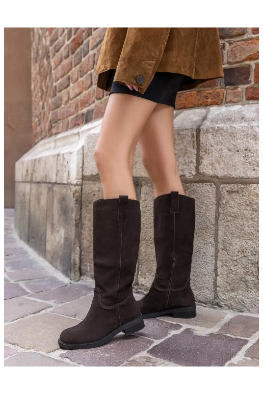 Botas de ante color chocolate aisladas Ashmere