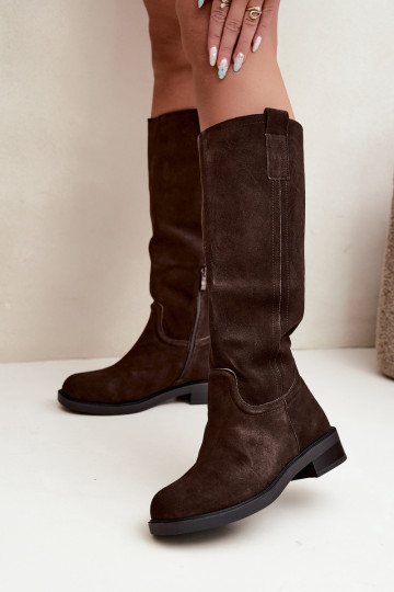 Botas de ante color chocolate aisladas Ashmere 2