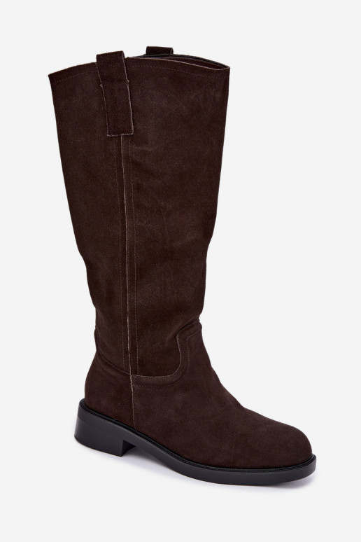Botas de ante color chocolate aisladas Ashmere