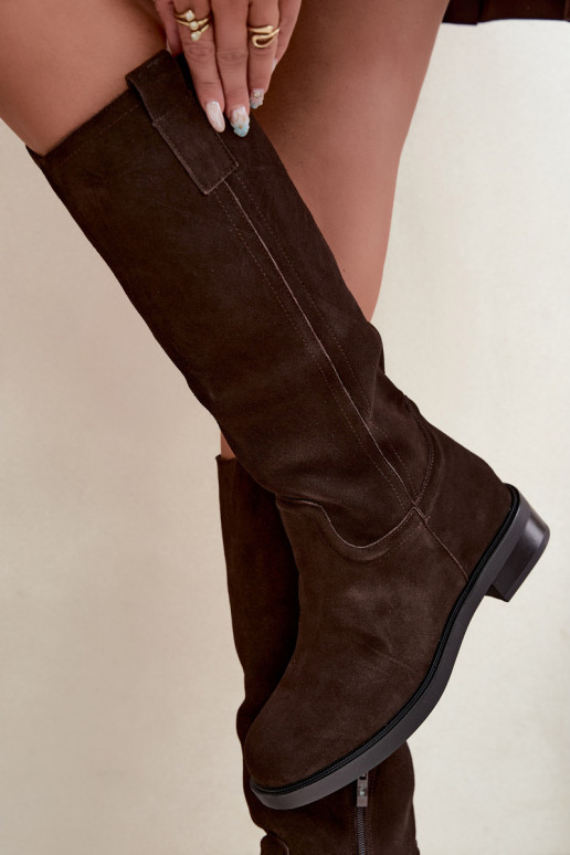 Botas de ante color chocolate aisladas Ashmere