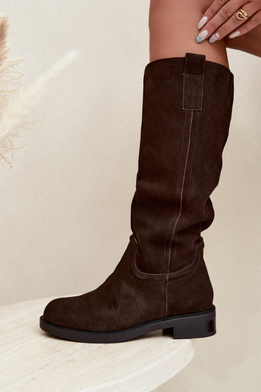 Botas de ante color chocolate aisladas Ashmere
