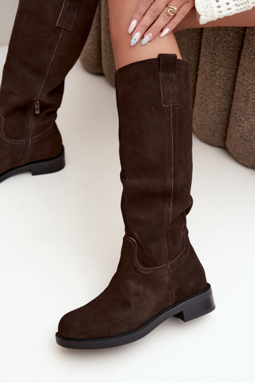 Botas de ante color chocolate aisladas Ashmere