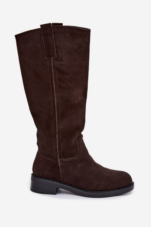 Botas de ante color chocolate aisladas Ashmere