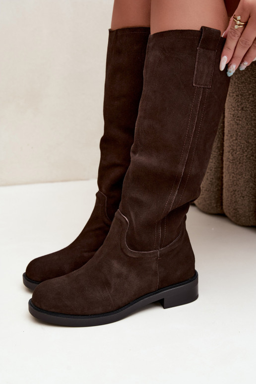 Botas de ante color chocolate aisladas Ashmere