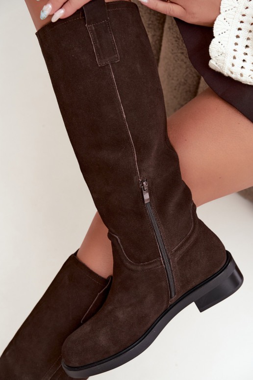 Botas de ante color chocolate aisladas Ashmere