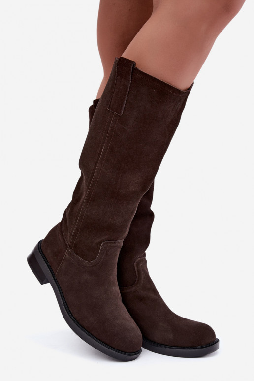 Botas de ante color chocolate aisladas Ashmere