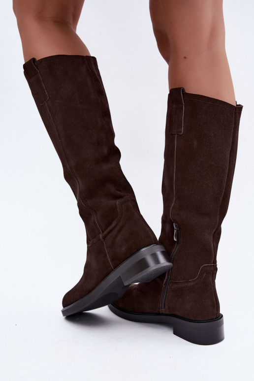 Botas de ante color chocolate aisladas Ashmere