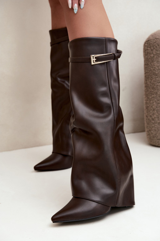 Botas de chocolate con tacón y hebillas Amrie