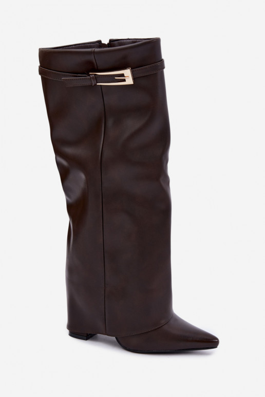 Botas de chocolate con tacón y hebillas Amrie