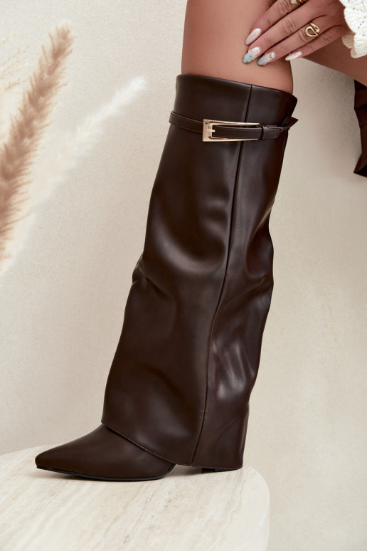 Botas de chocolate con tacón y hebillas Amrie