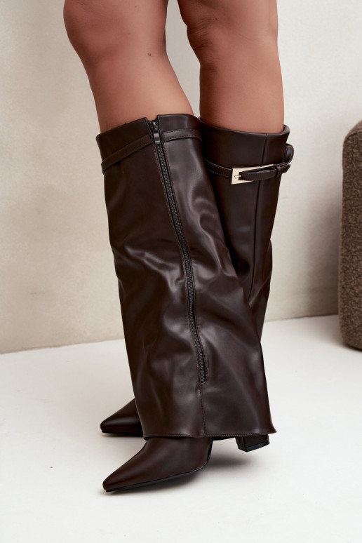 Botas de chocolate con tacón y hebillas Amrie