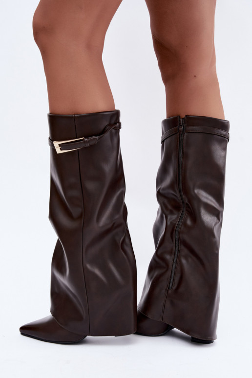 Botas de chocolate con tacón y hebillas Amrie
