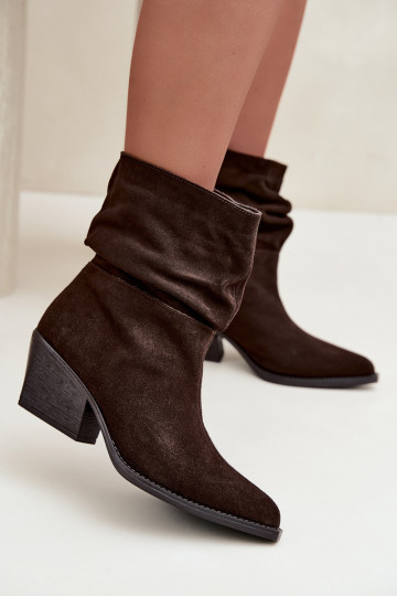 Botines de ante natural con arrugas y tacones en color chocolate Merrin