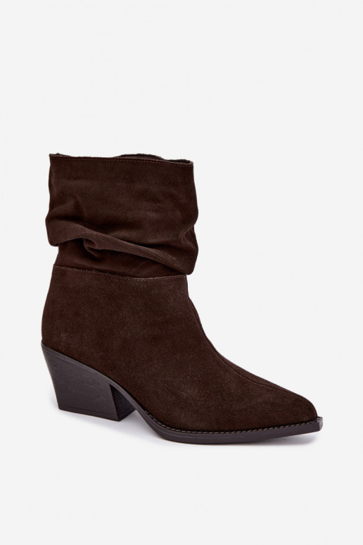 Botines de ante natural con arrugas y tacones en color chocolate Merrin