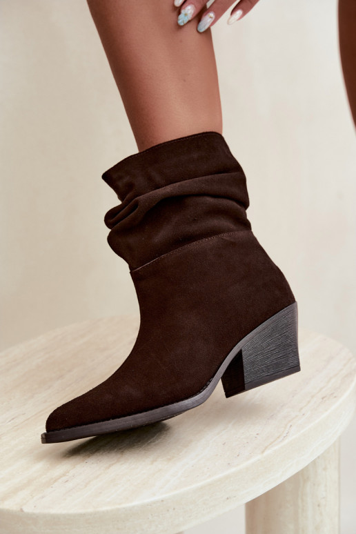 Botines de ante natural con arrugas y tacones en color chocolate Merrin