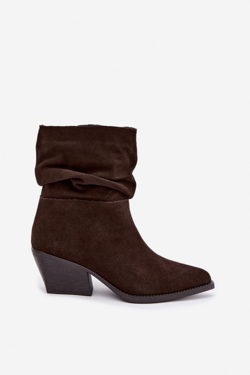 Botines de ante natural con arrugas y tacones en color chocolate Merrin