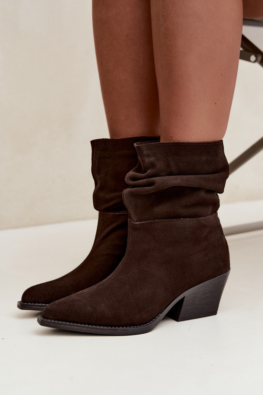 Botines de ante natural con arrugas y tacones en color chocolate Merrin