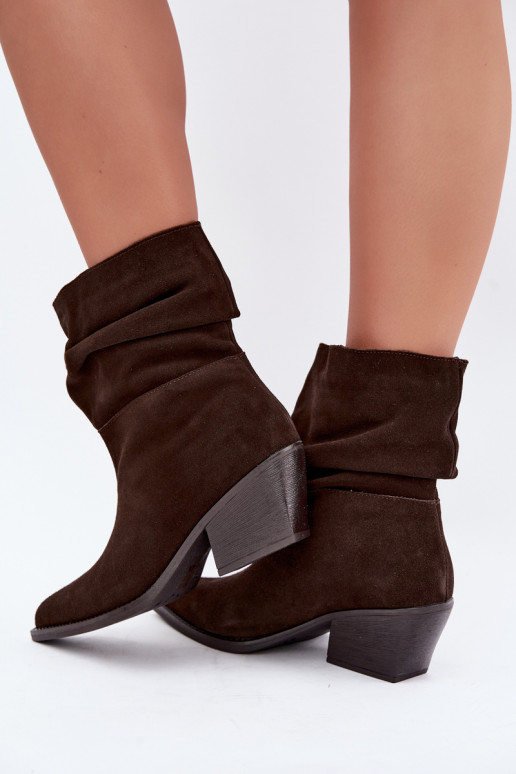 Botines de ante natural con arrugas y tacones en color chocolate Merrin