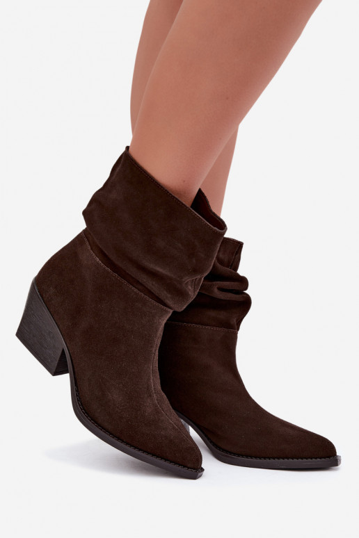 Botines de ante natural con arrugas y tacones en color chocolate Merrin