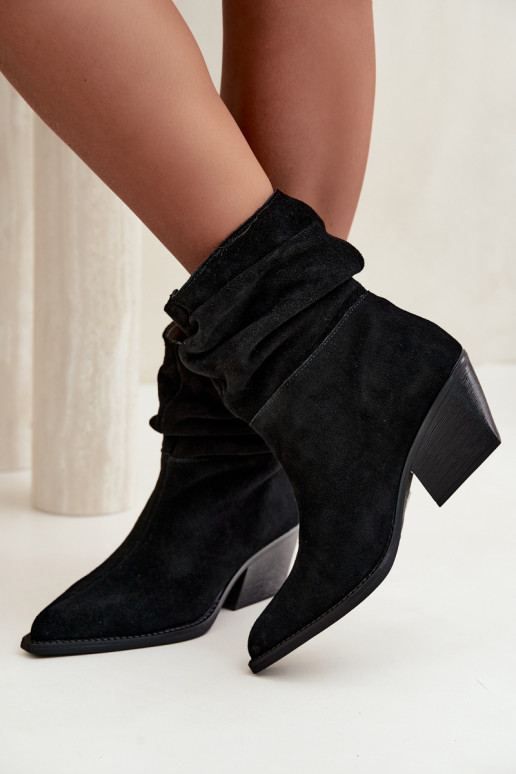 Botines de ante natural con arrugas y tacones en color negro Merrin