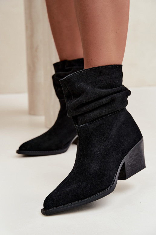 Botines de ante natural con arrugas y tacones en color negro Merrin