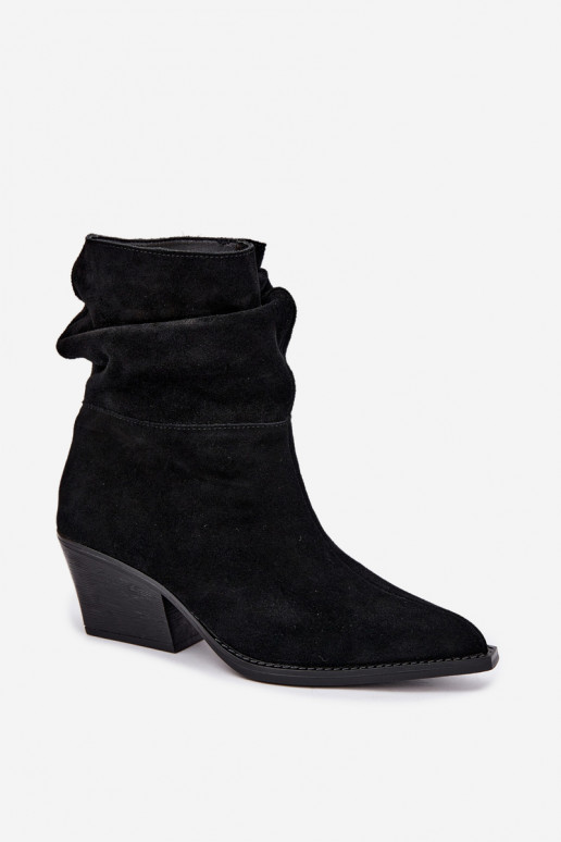 Botines de ante natural con arrugas y tacones en color negro Merrin