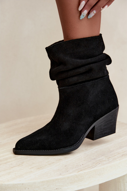 Botines de ante natural con arrugas y tacones en color negro Merrin