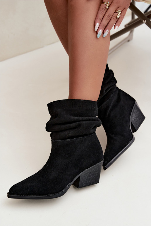 Botines de ante natural con arrugas y tacones en color negro Merrin