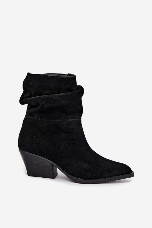 Botines de ante natural con arrugas y tacones en color negro Merrin