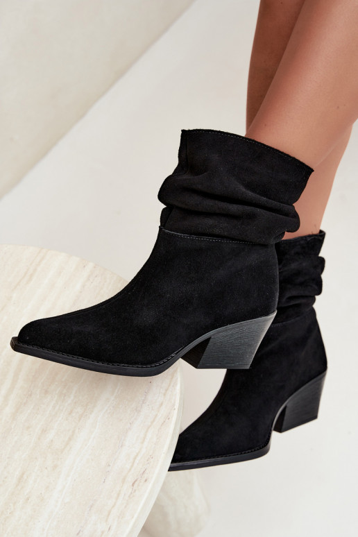 Botines de ante natural con arrugas y tacones en color negro Merrin