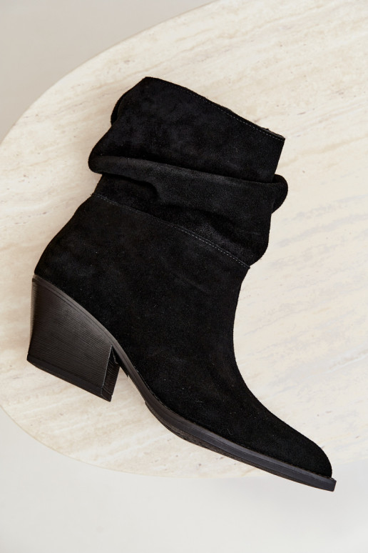 Botines de ante natural con arrugas y tacones en color negro Merrin
