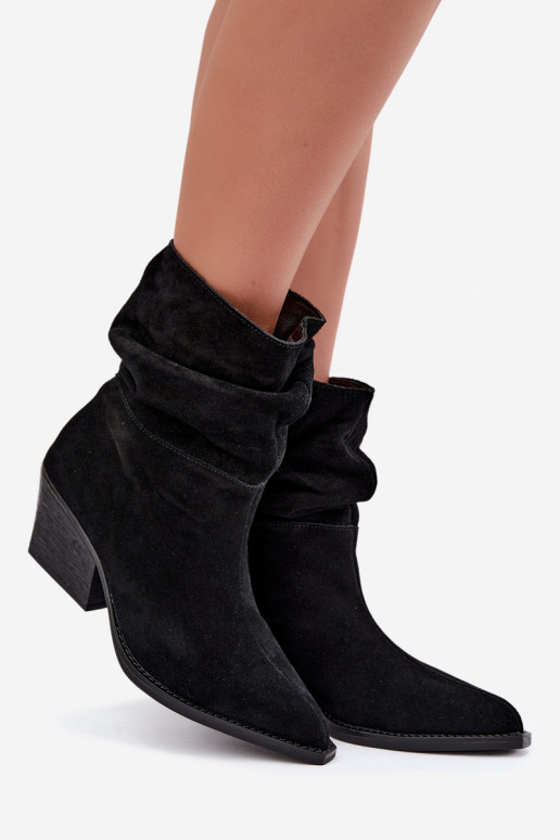 Botines de ante natural con arrugas y tacones en color negro Merrin