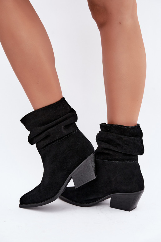 Botines de ante natural con arrugas y tacones en color negro Merrin