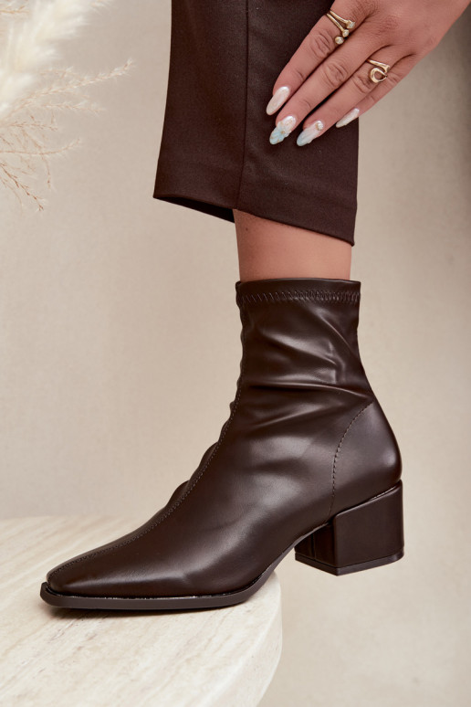 Botines de mujer con tacón tipo Klocek de cuero sintético en color chocolate Rosley