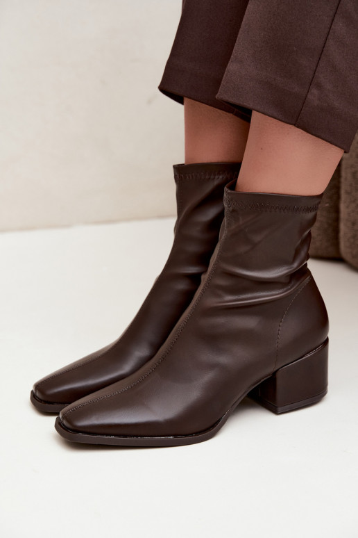 Botines de mujer con tacón tipo Klocek de cuero sintético en color chocolate Rosley